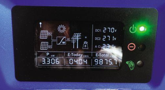 屋頂上加了塊光伏板 降溫且能發(fā)電賺錢(qián)！