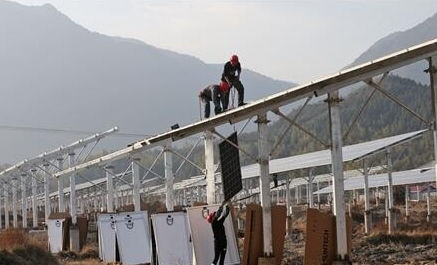 福建占地面積最大光伏發(fā)電站一期太陽能光伏板安裝成功